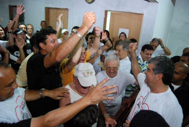Marcelo Ribeiro/15-10-11 Associados comemoram a vitória da chapa 'Amor pelo Tupi'