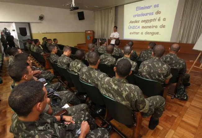 Leonardo Costa/29-04-13 Homens do Exército reforçam combate à dengue