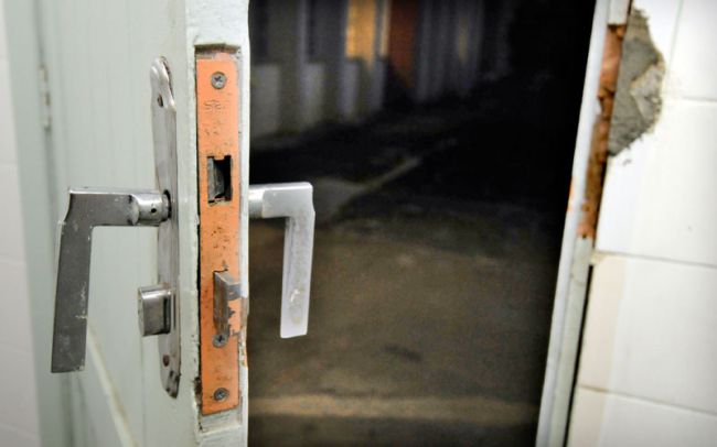 Ele teria danificado a porta de um banheiro
