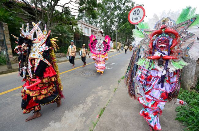 Olavo Prazeres/06-01-12 Grupo de Folia de Reis passou pelas ruas da Zona Sul