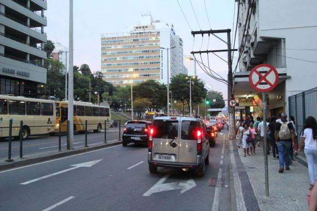 Marcações horizontais e vertical orientam sobre o sentido permitido na Esquina com a Espírito Santo