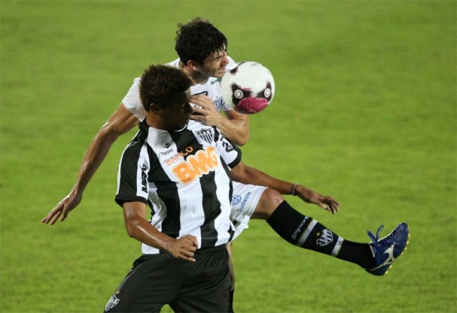 Não deu para o Tupi 2 André (autor do gol) e Wesley Ladeira em dividida