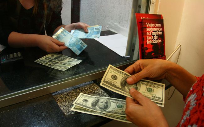 Dica é comprar o dólar gradativamente para minimizar o impacto em caso de nova alta