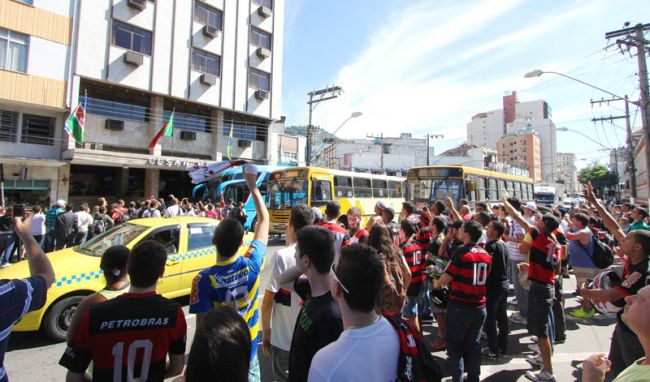 Torcedores fizeram plantão na porta de hotel