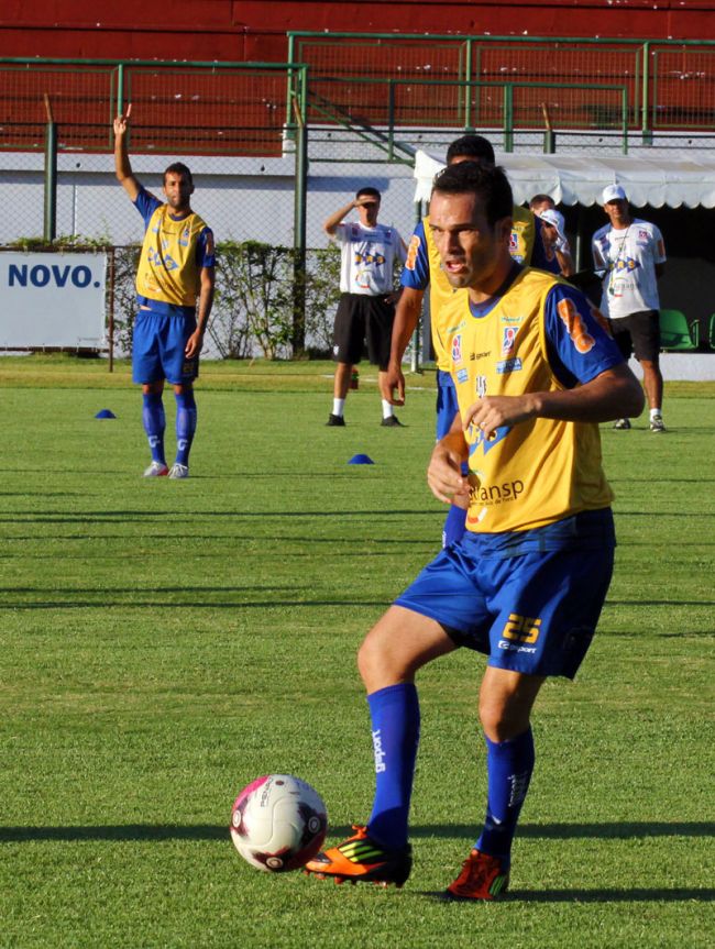 Leonardo Costa/18-04-12 A boa notícia do dia foi a participação do meia Michel Cury em todo o treino