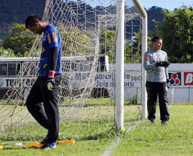 Leonardo Costa Paulo Vitor (de cabeça baixa) e Victor Hugo, o reserva