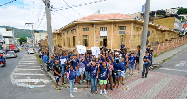 Alunos, professores e funcionários participaram de passeata pelas ruas do Furtado de Menezes