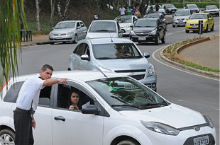 Marcelo Ribeiro/26-10-13 Trânsito no Campus da UFJF ficou lento, mas não houve engarrafamento
