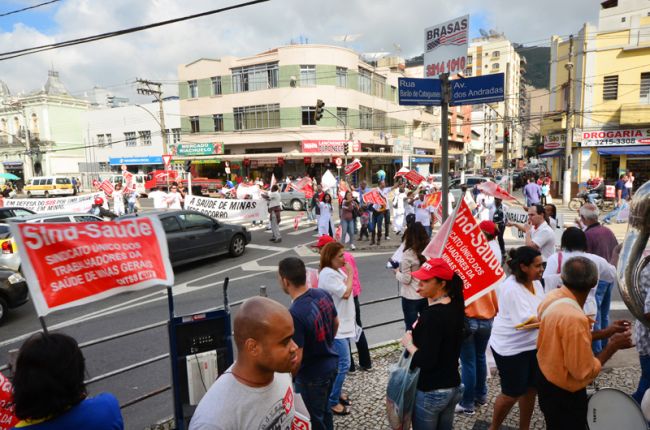 Servidores em greve fizeram ato de protesto, saindo do Hemominas em direção ao Centro da cidade