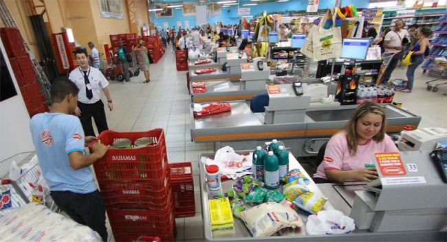 Com a falta de mão de obra, a rede Bahamas está recrutando trabalhadores em cidades da região