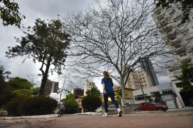 Moradores caminham no Bom Pastor nesta sexta