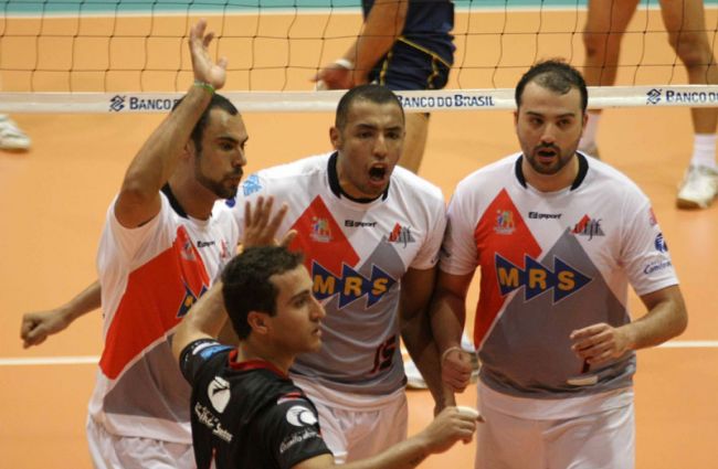 Jogadores comemoram ponto durante partida que abriu a disputa no grupo B