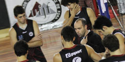 Leonardo Costa/11-12-12 Técnico fala com atletas no Ginásio da Faefid