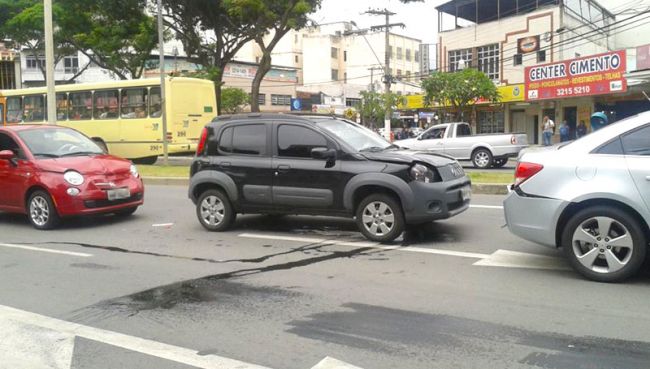 Thiago Mineiro/01-11-13 Acidente interditou uma das pistas da avenida