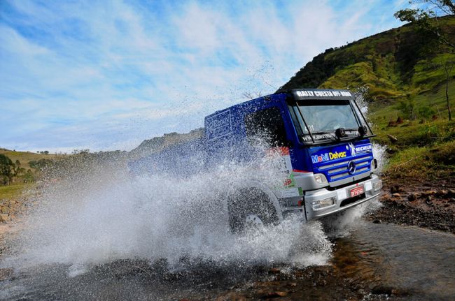 Doni Castilho/Dfotos Caminhão da equipe Salvini Racing acelera fundo