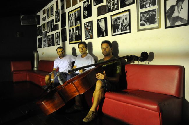 Paula Rivello A partir da esquerda, Ricardo Itaboray, Leandro Acio e Dudu Lima ensaiam para apresentar show do DVD