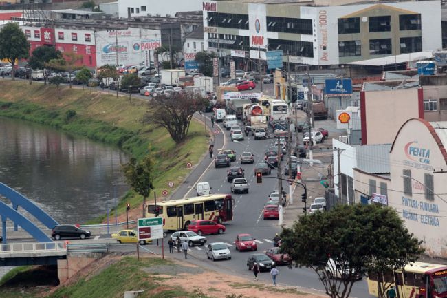 Fernando Priamo/19-08-14 Mudanças causaram retenções na Avenida Brasil