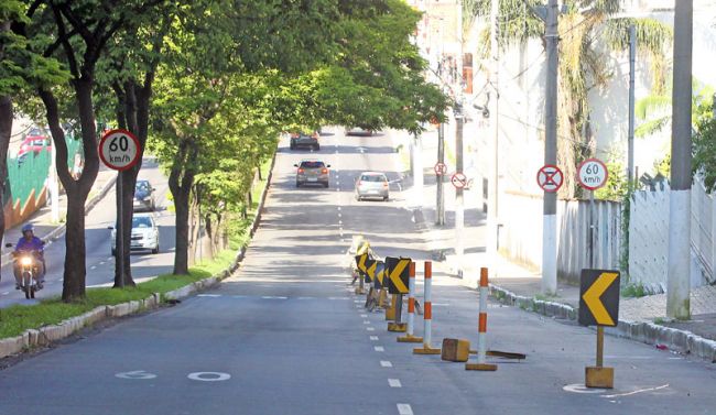 Marcação com cavaletes impede tráfego na avenida