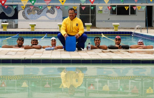 Lara Toledo Técnico Luiz Carlos durante treino com alguns atletas