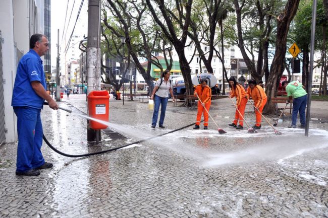 Choque de limpeza foi realizado no Parque Halfeld
