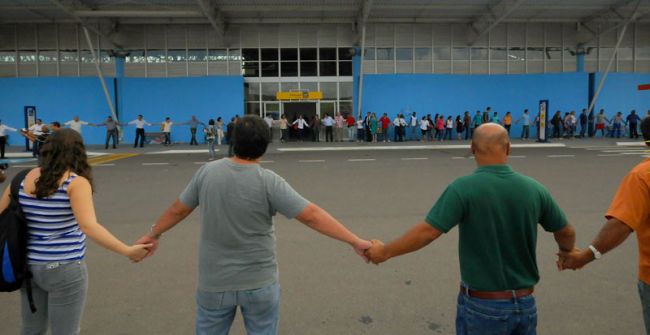 Manifestantes deram um abraço simbólico nesta 5ª