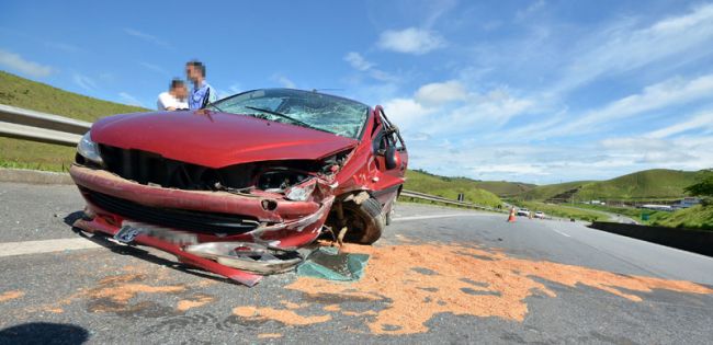 Peugeot de Santos Dumont bateu na mureta divisória