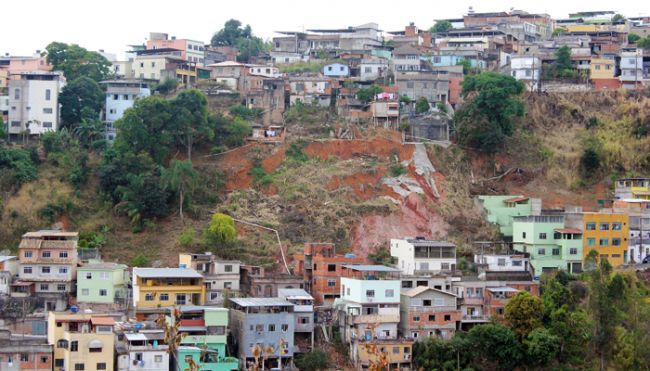 Leonardo Costa/06-10-11 Na Rua Rosa Sfeir, uma lona vinílica será colocada na encosta