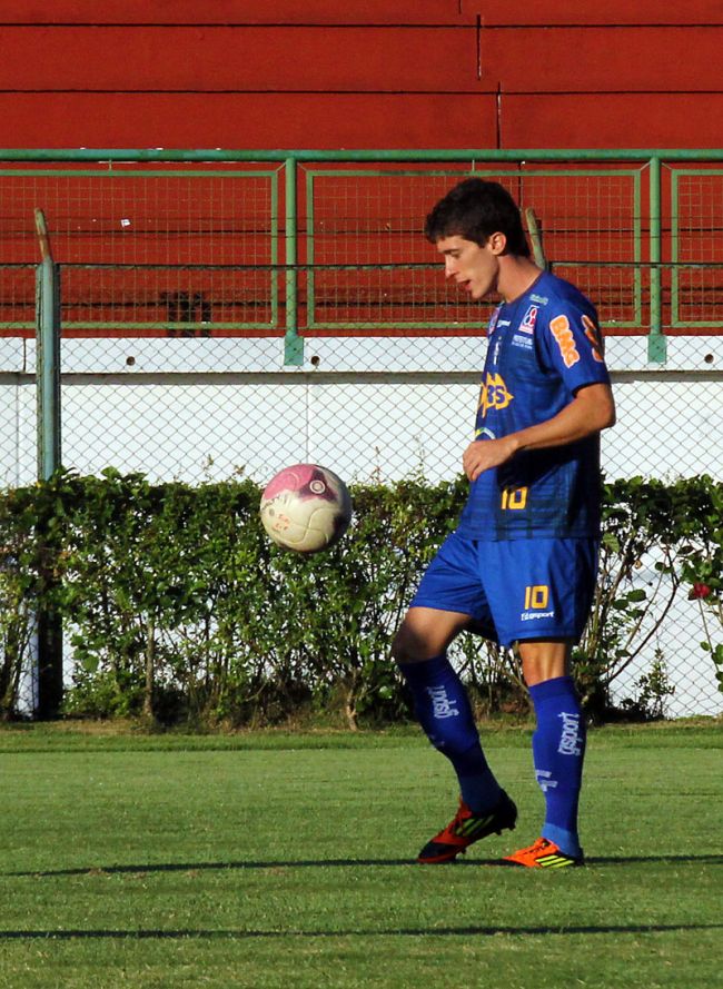 Leonardo Costa O lateral-esquerdo Michel (foto) e o meia Michel Cury não estarão juntos no início da semifinal