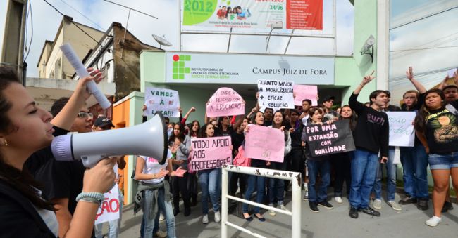 Olavo Prazeres/23-05-12 Alunos se manifestaram em apoio aos professores