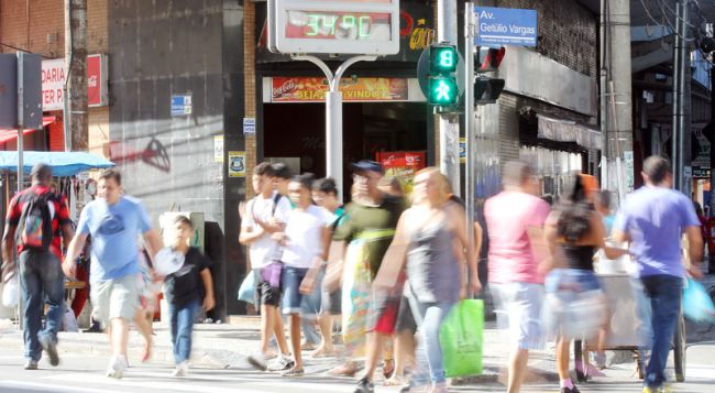 Termômetro na Avenida Getúlio Vargas chegou a marcar 34 graus na tarde desta quinta-feira