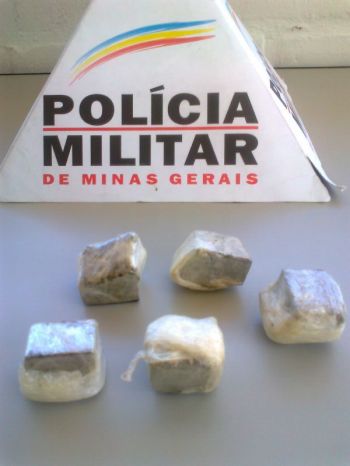 Divulgação PM Cinco tabletes de maconha foram apreendidos