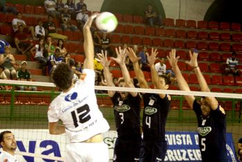 Ronaldo Silveira/14-12-2011 Pedrinho encara bloqueio triplo do Sada/Cruzeiro