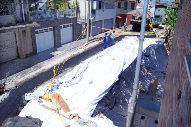 Parte da Rua Belizário de Castro recebeu asfalto, e encosta foi coberta com plástico