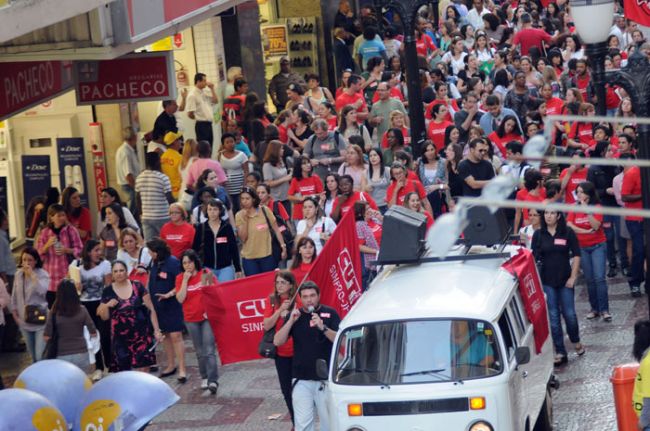 Sindicalistas fizeram passeata pela Rua Halfeld