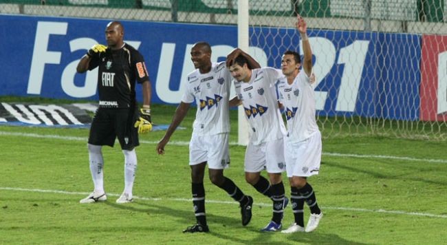 Lucas Prates/Hoje em Dia/28-03-2012 Silvio e Jailton comemoram gol com Wesley Ladeira