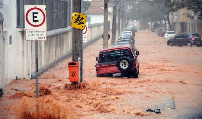 Rua Barão de Santa Helena, no Granbery, ficou quase intransitável