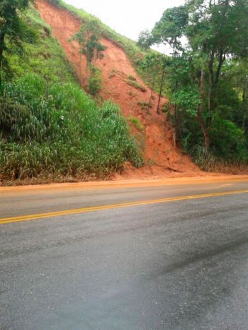 Divulgação PRF Já no km 751,6, há um deslizamento de barranco