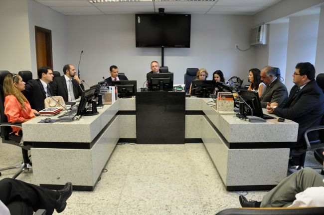 Representantes de Sinttro e Astransp participaram de negociação ontem, no TRT, em Belo Horizonte