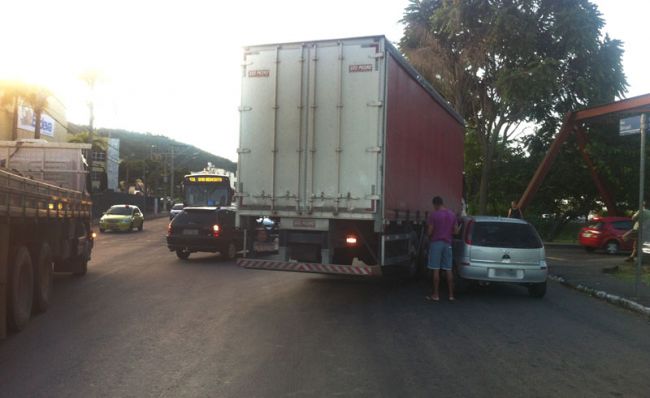 Guilherme Arêas/07-01-14 Caminhão e carro se chocaram ao entrar na ponte