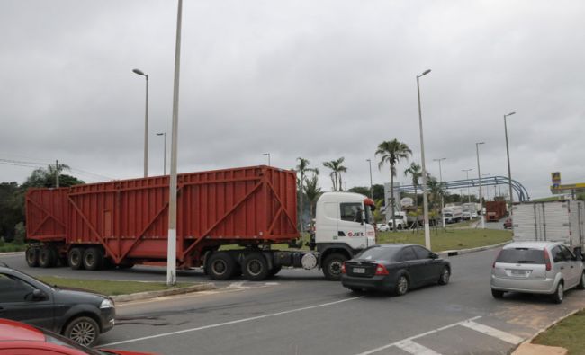 Caminhões e carros de passeio começaram a circular a partir das 10h, quando liminar foi apresentada