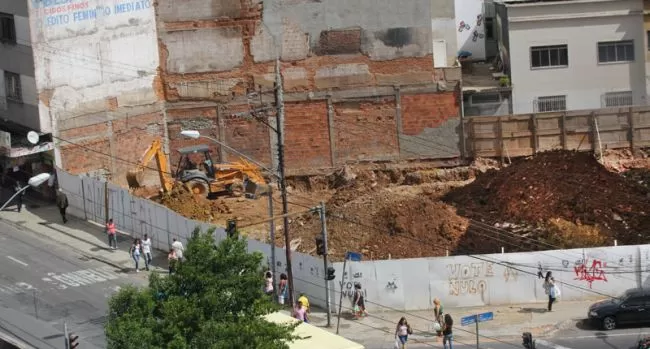 Leonardo Costa/07-11-12 Prédio de sete andares foi destruído por incêndio