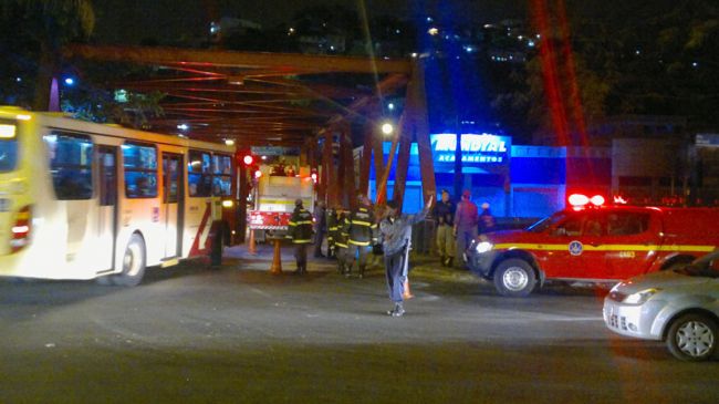 Bombeiros foram acionados para apagar as chamas