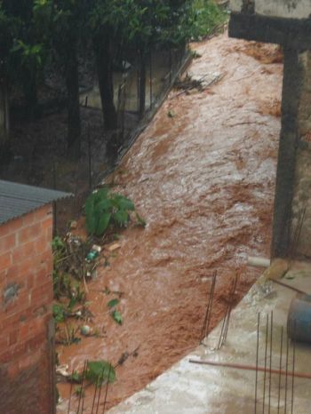 Ruas ficaram alagadas durante as chuvas em Santos Dumont