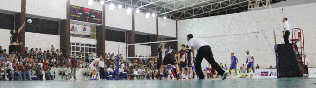 Leonardo Costa/22-12-11 Ponteiro Digão saca durante partida no ginásio da Faefid