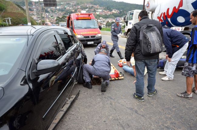 Uma moto e um carro bateram nesta manhã