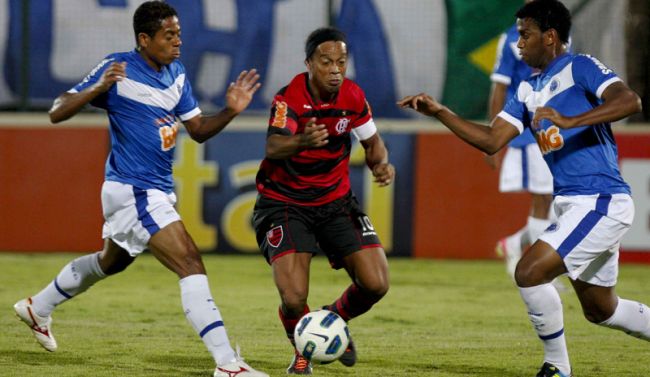 Washington Alves/Vipcomm/03-08-11 Ronaldinho leva a melhor sobre a zaga do Cruzeiro