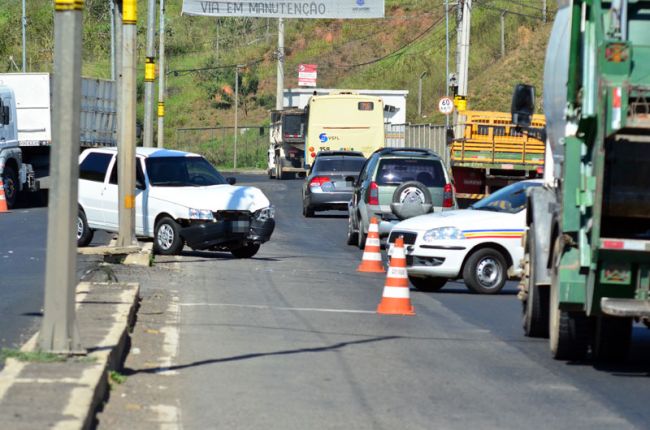 Olavo Prazeres/22-07-2013 Veículo atingiu um poste e parou no meio da pista