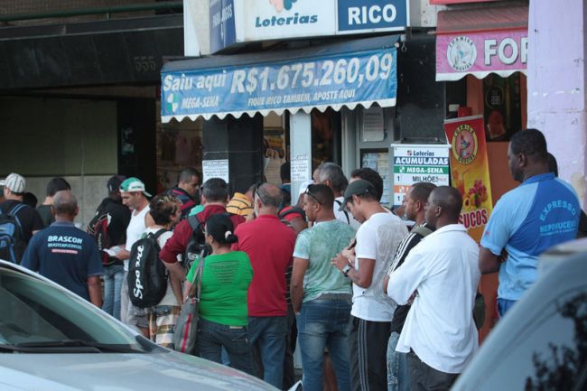 Em lotérica na Rua Benjamin, fila se estendeu para a calçada