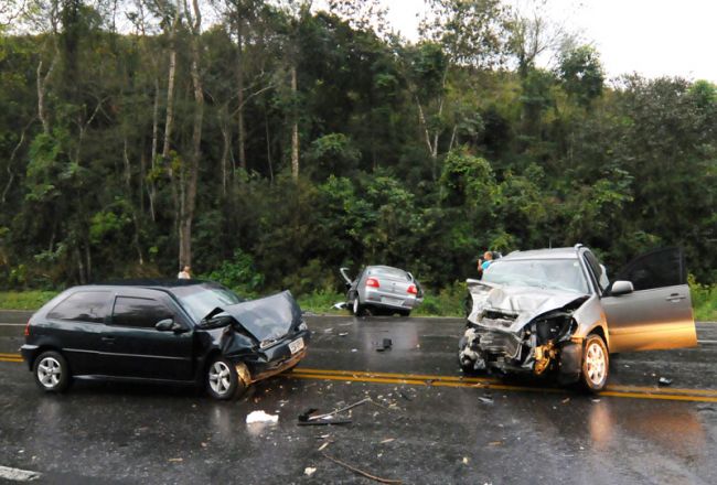 Lucas Tavares/24-09-13 Batida envolveu três carros