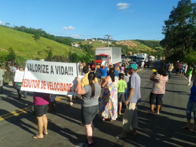Rodovia ficou fechada por duas horas nesta terça-feira